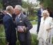 Le prince Harry observe le prince Charles et Camilla accueillant le duc d'Edimbourg au jardin Sentebale/Forget-me-not du Chelsea Flower Show, lors de la journée d'inauguration VIP de l'exposition, le 20 mai 2013 à Londres.