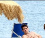 Matt Dillon en vacances, bien entouré