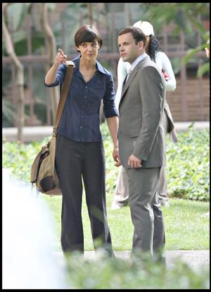Katie Holmes a retrouvé ses mains. Ici sur le tournage d'Eli Stone.