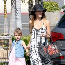 <strong>A copier : l'allure bohème de Jessica Alba en robe longue<br /></strong>