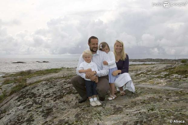 Mette-Marit et Haakon de Norvège, avec leurs deux enfants