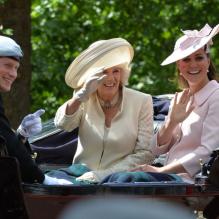 Kate Middleton, enceinte, et Camilla Parker Bowles partageant une calèche avec le prince Harry le 15 juin 2013, lors de la procession de la famille royale à l'occasion de la parade Trooping the Colour, à la gloire des forces armées et de l'anniversaire de la souveraine, Elizabeth II.