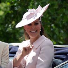 Kate Middleton, enceinte et en Alexander Mc Queen le 15 juin 2013, lors de la procession de la famille royale à l'occasion de la parade Trooping the Colour, à la gloire des forces armées et de l'anniversaire de la souveraine, Elizabeth II.