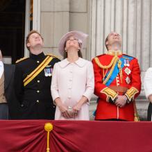 <p>Harry, Catherine et William observent la patrouille aérienne... La famille royale britannique au balcon de Buckingham Palace pour le final de la parade militaire Trooping the Colour le 15 juin 2013 à Londres en l'honneur de l'anniversaire officiel de la monarque, Elizabeth II. Il s'agissait de la dernière apparition publique officielle de Kate Middleton, duchesse de Cambridge, avant d'accoucher en juillet de son premier enfant.</p>