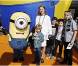 Natalia Vodianova avec Viktor et Lucas, deux de ses trois enfants, à l'avant-première de Moi, moche et méchant 2 à Paris le 16 juin 2013.