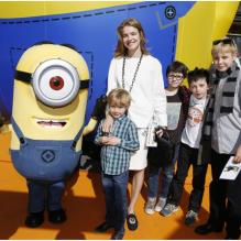 Natalia Vodianova avec Viktor et Lucas, deux de ses trois enfants, à l'avant-première de Moi, moche et méchant 2 à Paris le 16 juin 2013.