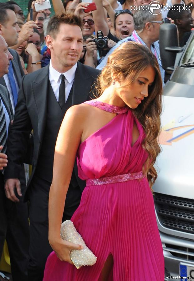 Lionel Messi et sa petite amie Antonella Rocuzzo au mariage de Xavi Hernandez et Nuria Cunillera à Blanes, le 13 juillet 2013.