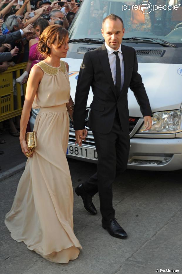 Andrès Iniesta et sa femme Anna Ortiz au mariage de Xavi Hernandez et Nuria Cunillera à Blanes, le 13 juillet 2013.