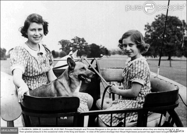 La princesse Elizabeth, future reine Elizabeth II, et sa soeur la princesse Margaret, à Windsor en 1941, leur refuge pendant la Seconde Guerre mondiale.