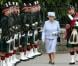  La reine Elizabeth II lors de la revue des troupes des Royal Scots Borderers (1 Scots) à Balmoral, le 8 août 2013. 