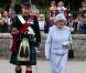  La reine Elizabeth II lors de la revue des Royal Scots Borderers (1 Scots) à Balmoral, en compagnie du Major Jules Kilpatrick, le 8 août 2013. 