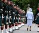  Elizabeth II lors de la revue des troupes des Royal Scots Borderers (1 Scots) à Balmoral, en compagnie du Major Jules Kilpatrick, le 8 août 2013. 