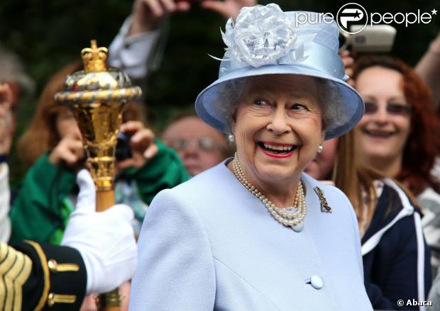 La reine Elizabeth II ravie lors de la revue des troupes des Royal Scots Borderers (1 Scots) à Balmoral, le 8 août 2013.