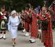 Elizabeth II ravie lors de la revue des troupes des Royal Scots Borderers (1 Scots) à Balmoral, en compagnie du Major Jules Kilpatrick, le 8 août 2013. 