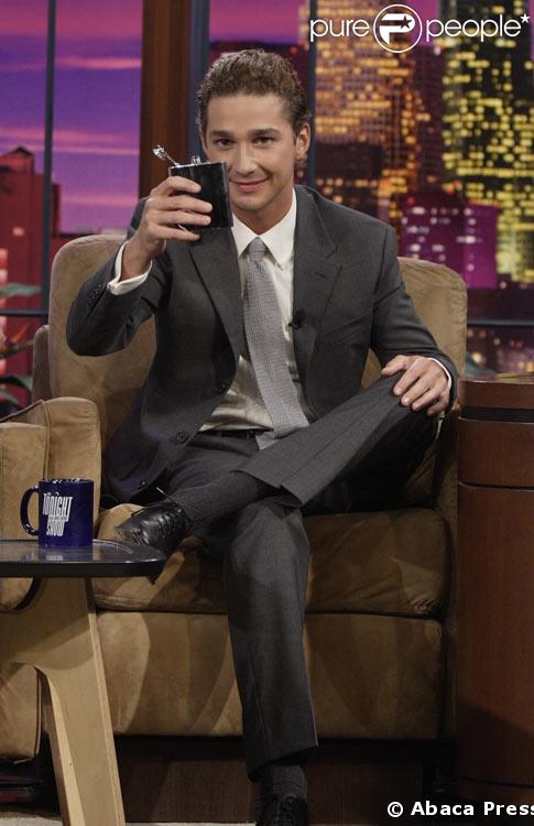 Shia LaBeouf se desaltere sur le plateau de JAy Leno en 2007