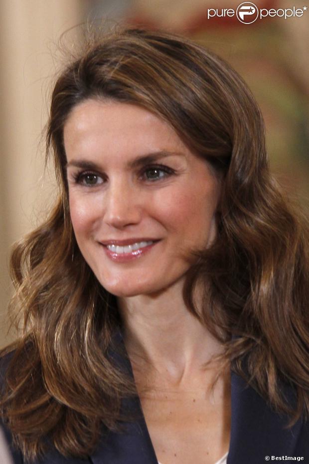 AGENDA PERSONAL DE LA PRINCESA LETIZIA - Página 16 1249284-la-princesse-letizia-d-espagne-recoit-620x0-1