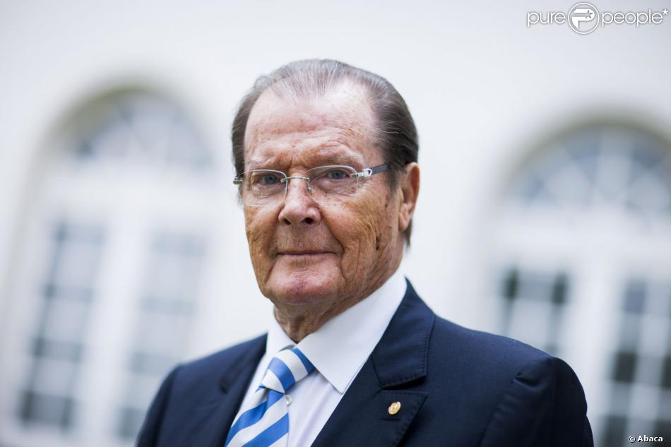 Le topic des insomniaques 1290486-british-actor-sir-roger-moore-poses-950x0-1