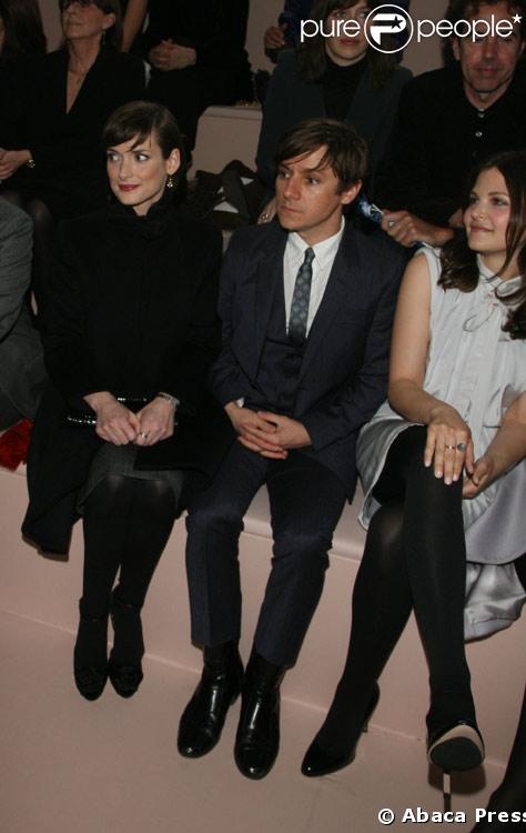 Winona Ryder et son fiance Blake Sennett lor du defile Valentino en Fevrier 2008 a Paris 