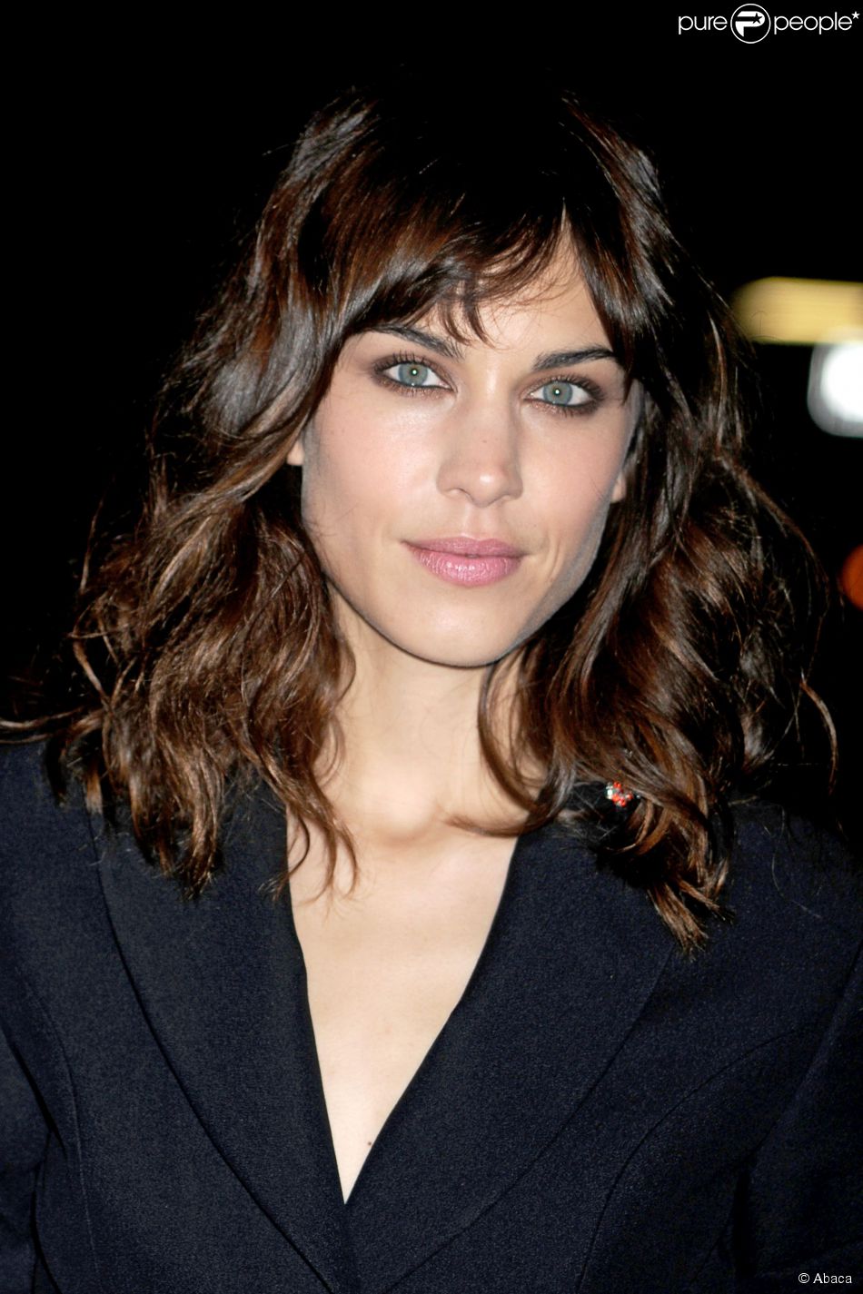 coiffure frange et cheveux boucles
