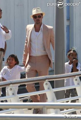 Brad Pitt quitte le Festival de Venise avec ses deux fils, le 28/08/08