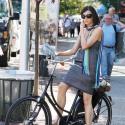 PHOTOS : La très belle Famke Janssen a un sacré coup de pédale !