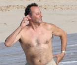 Jean Reno épate la galerie sur le sable de Saint-Barth' !