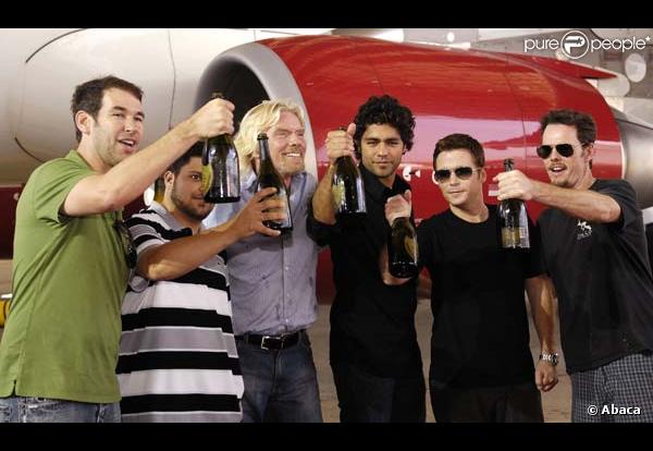 Adrian Grenier entouré de ses potes et de Richard Branson