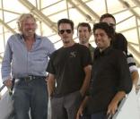 Adrian Grenier entouré de ses potes et de Richard Branson