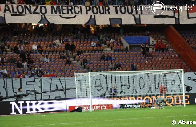 Les supporters de la loge Auteuil ont remercié Jérôme Alonzo pour ses 7 années passées au PSG