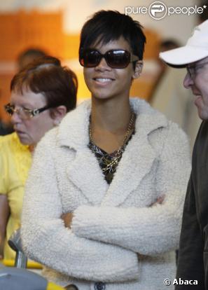 Rihanna arrive à Paris