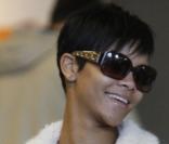 Rihanna arrive à Paris