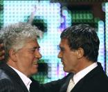 Antonio Bandera reçoit le prix Donastia des mains de Pedro Almodovar