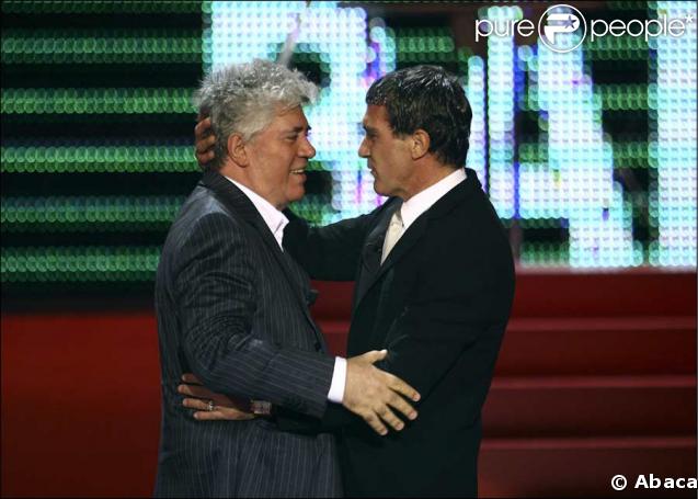 Antonio Bandera reçoit le prix Donastia des mains de Pedro Almodovar