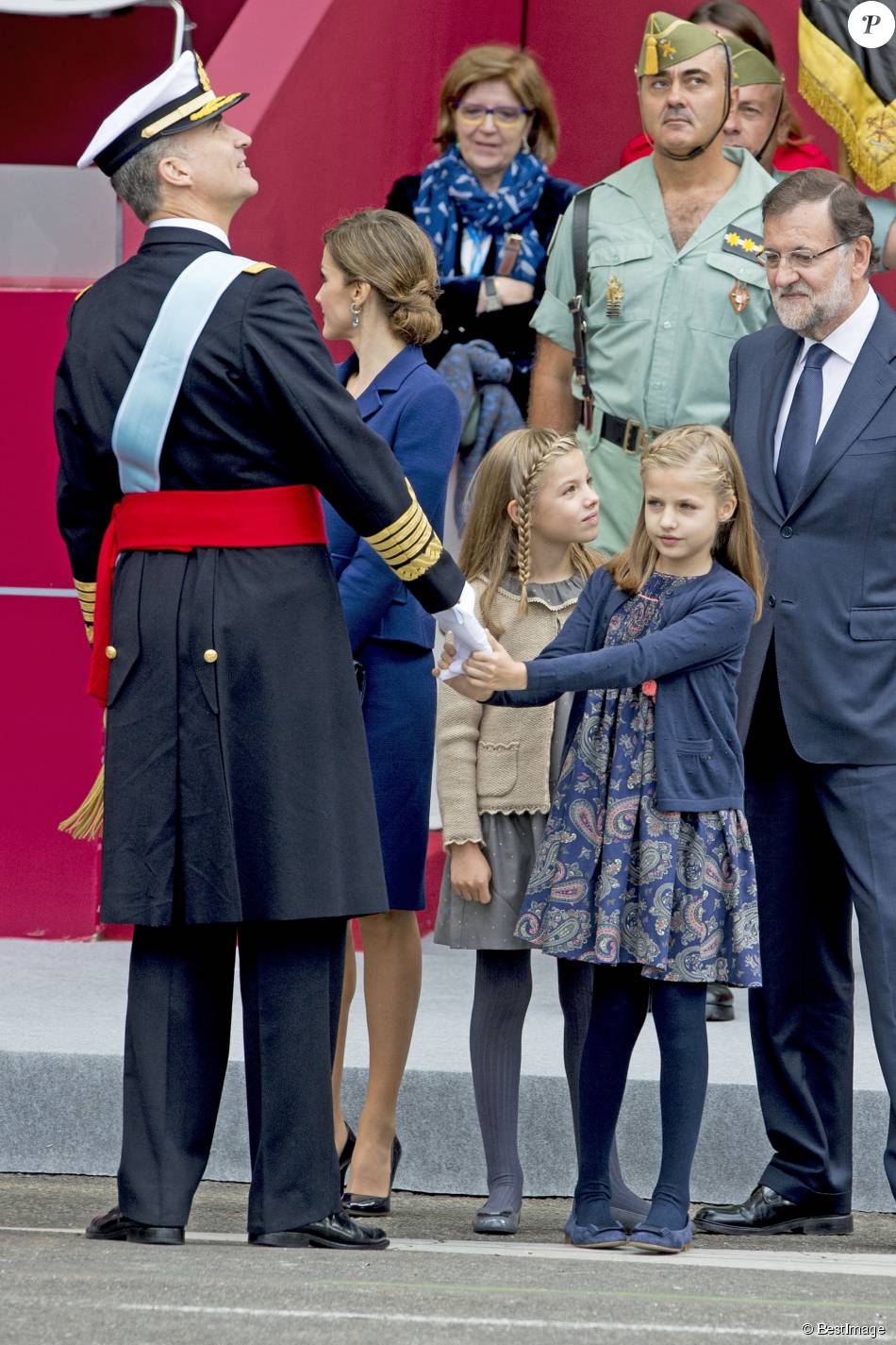 AGENDA DE SM. REYES FELIPE y LETIZIA  - Página 89 1961917-la-reine-letizia-et-le-roi-felipe-vi-950x0-2