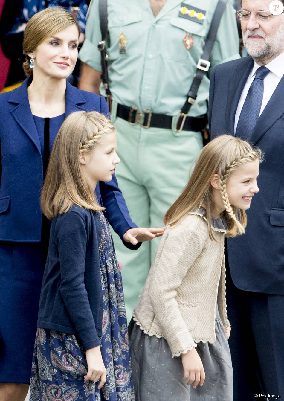 AGENDA DE SM. REYES FELIPE y LETIZIA  - Página 89 1961920-leonor-et-sofia-rieuses-devant-le-950x0-3