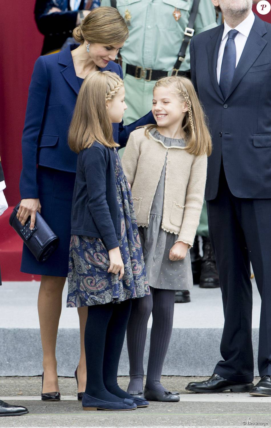 AGENDA DE SM. REYES FELIPE y LETIZIA  - Página 89 1961921-leonor-et-sofia-rieuses-devant-le-950x0-3