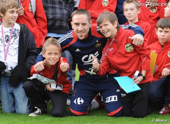 Franck Ribéry et ses petits fans à Clairefontaine, le 8/10/08