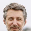 REPORTAGE PHOTOS : Antoine de Caunes présente Coluche... contre vents et marées !