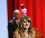 Les stars chantent Edith Piaf pour Plus de vie : Julie Zenatti