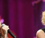 Michèle Laroque et Julie Zenatti en duo sur La Vie en Rose
