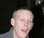Laurence Fox arrive à l'hôpital pour voir son bébé