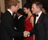 Le Prince William a fait rougir Olga Kurylenko; ici avec Daniel Craig
