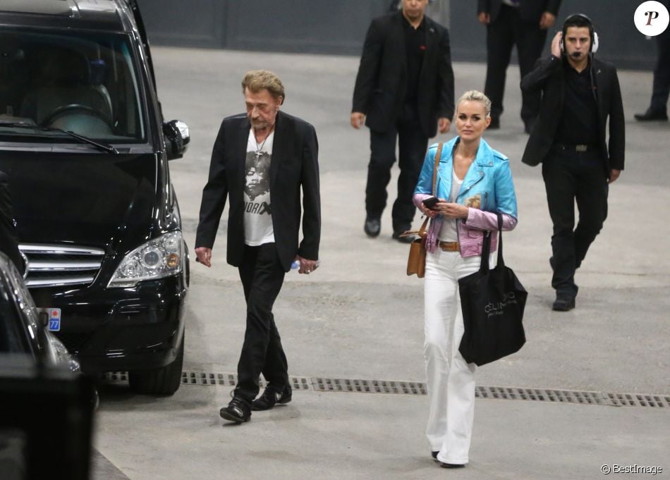 Exclusif - Johnny Hallyday et sa femme Laeticia quittent le concert de Céline Dion à l'AccorHotels Arena à Paris le 9 juillet 2016.