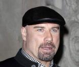 John Travolta à sa sortie de l'hôtel