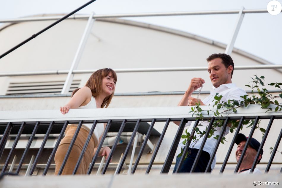 Dakota Johnson et Jamie Dornan sur le balcon d'un immeuble dans le 16e arrondissement pour le tournage 