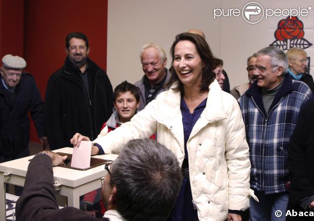 Ségolène Royal vote lors du premier tour de l'élection au poste de Premier Secrétaire du PS