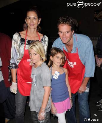 Cindy Crawford, Rande Gerber et leurs enfants distribuent des repas chauds à la veille de Thnaksgiving