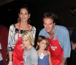 Cindy Crawford, Rande Gerber et leurs enfants distribuent des repas chauds à la veille de Thnaksgiving
