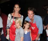 Cindy Crawford, Rande Gerber et leurs enfants distribuent des repas chauds à la veille de Thnaksgiving