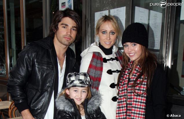 Miley, sa mère, sa soeur et son boyfriend